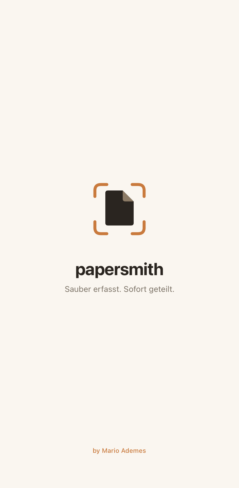 Papersmith beim Start auf dem iPhone: Markenzeichen in Sucherklammern, darunter die Wortmarke und „Sauber erfasst. Sofort geteilt.“